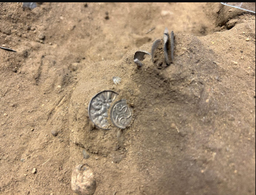 Detektiv entdeckt Wikingersilbermünzen und Schmuck aus dem 10. Jahrhundert